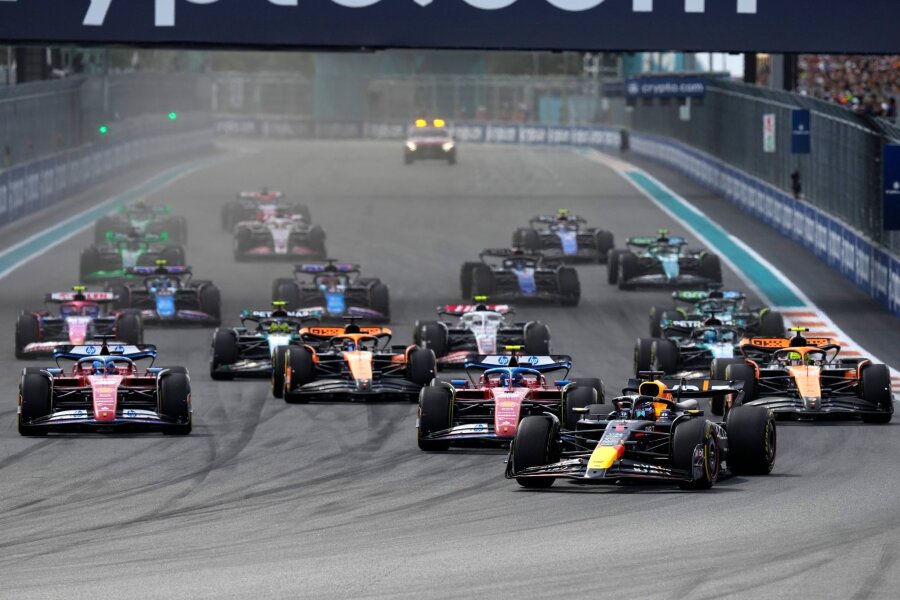 Norris düpiert Verstappen - Siegpremiere in Formel 1 - Fahrer lenken ihre Autos während des Formel-Eins-Grand-Prix von Miami in Miami Gardens.