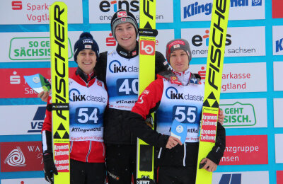 Norweger geben in Klingenthal und Oberhof den Ton an - Robin Pederson (Mitte) gewann den zweiten Wettbewerb in der Sparkasse Vogtland Arena vor Clemens Aigner (links) und Stefan Huber. 