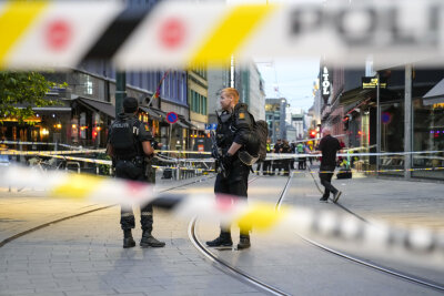 Norwegischer Geheimdienst stuft Anschlag von Oslo als islamistischen Terror ein - Polizisten bewachen den Tatort vor einem Nachtclub in der norwegischen Hauptstadt Oslo. 