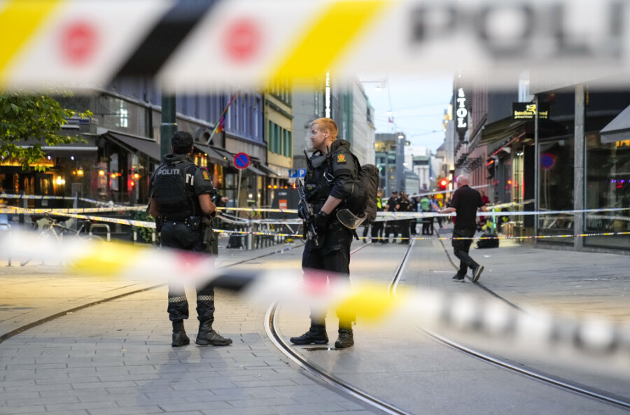 Norwegischer Geheimdienst stuft Anschlag von Oslo als islamistischen Terror ein - Polizisten bewachen den Tatort vor einem Nachtclub in der norwegischen Hauptstadt Oslo. 