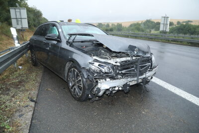 Nossen/Siebenlehn: Unfälle auf nasser A 4 behindern Verkehr - Ein Mercedes wurde bei einem Unfall auf der A 4 erheblich beschädigt.