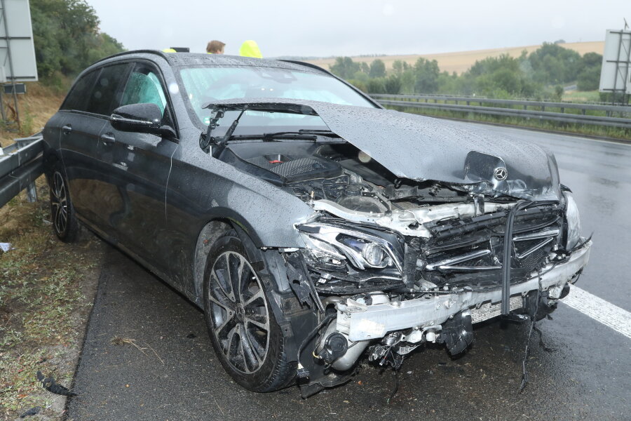 Nossen/Siebenlehn: Unfälle auf nasser A 4 behindern Verkehr - Ein Mercedes wurde bei einem Unfall auf der A 4 erheblich beschädigt.