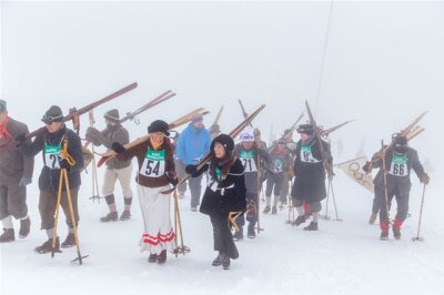 Nostalgie-Rennen: Skifahren mit Rock und Haube - Die Teilnehmer mussten den Fichtelberg zu Fuß erklimmen.