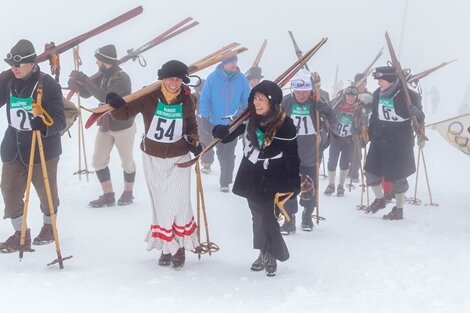 Nostalgie-Rennen: Skifahren mit Rock und Haube - Die Teilnehmer mussten den Fichtelberg zu Fuß erklimmen.