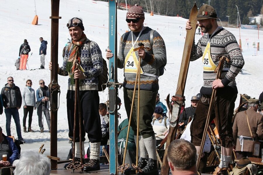 Nostalgie-Skirennen: 60 Fahrer wagen sich auf historischen Brettern den Fichtelberg hinab - Den ersten Spaß gab es während der Materialüberprüfung, bei der sich alle Teilnehmer auf einem Laufsteg präsentieren konnten: Jörg Rechenberger, Sebastian Wolf und Georg Marschner (von links) waren dabei. 