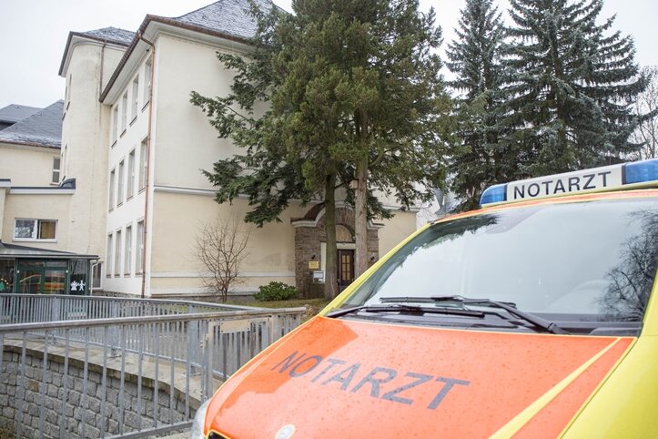 Notarzteinsatz: Schülerin versprüht Pfefferspray in Turnhalle - 