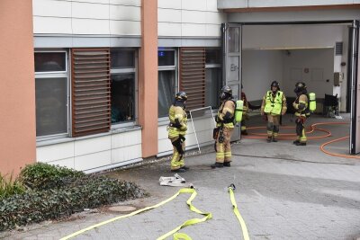 Notaufnahme am Stollberger Krankenhaus nach Brand außer Betrieb - Patient legte Feuer - Großeinsatz am Dienstagabend am Stollberger Krankenhaus.