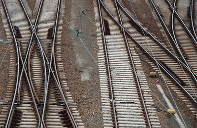 Notbremsung: 18-Jähriger kann sich von Gleisen retten - 
