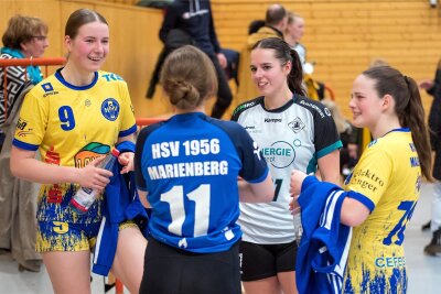 Note 1: Marienberger Schülerinnen besiegen ihre Lehrerin in der Handball-Sachsenliga - Unmittelbar nach Abpfiff trafen sich Martha Langer, Leni Winkler, Julia Kiulies und Leona Wagner (von links) zu einem kurzen Plausch.