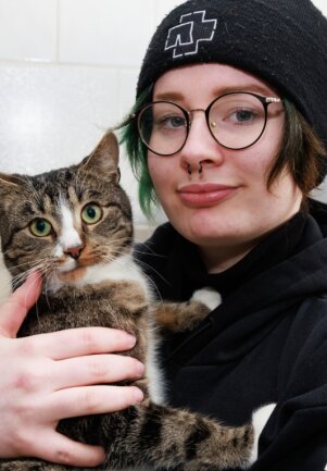 Notfälle auf vier Pfoten: Besteht Hoffnung für Kater Loki? - Kater Loki - im Bild mit Alina Seifert - sucht trotz spezieller Anforderungen ein neues Zuhause. Er war ein Fundtier, kam in sehr schlechtem Zustand ins Tierheim "Neu-Amerika". Nun geht es ihm wieder besser.
