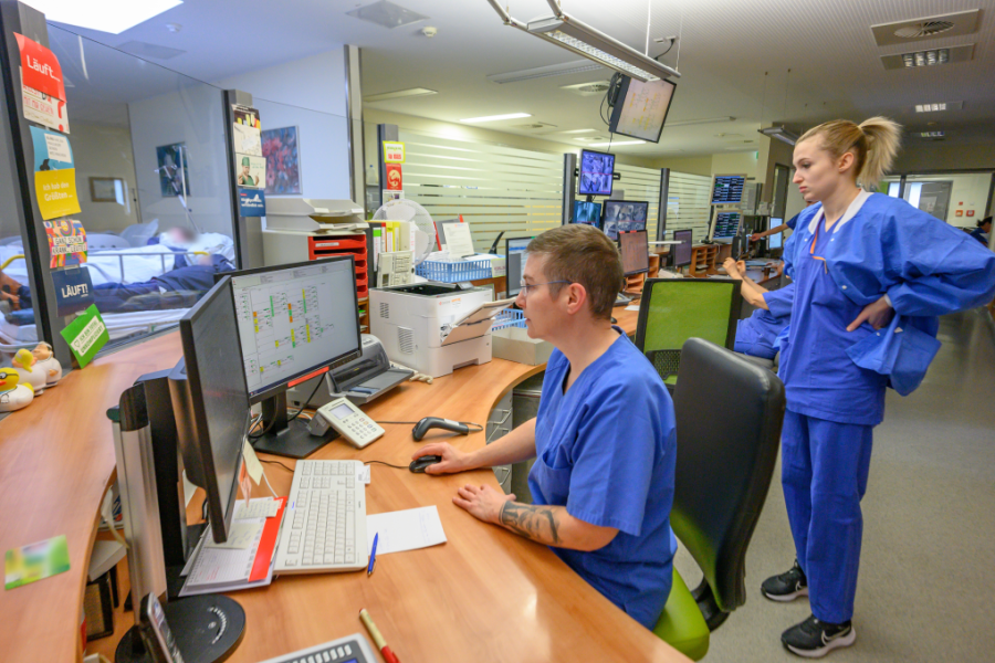 Krankenschwestern im Überwachungsbereich.