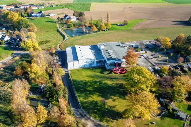 Notfallplan für den Energiefresser Sportbad Burgstädt - Die Luftbildaufnahme zeigt das Sportzentrum Am Taurastein mit Riesenrutsche. Die Energiekrise zwingt jetzt zu unpopulären Maßnahmen. 