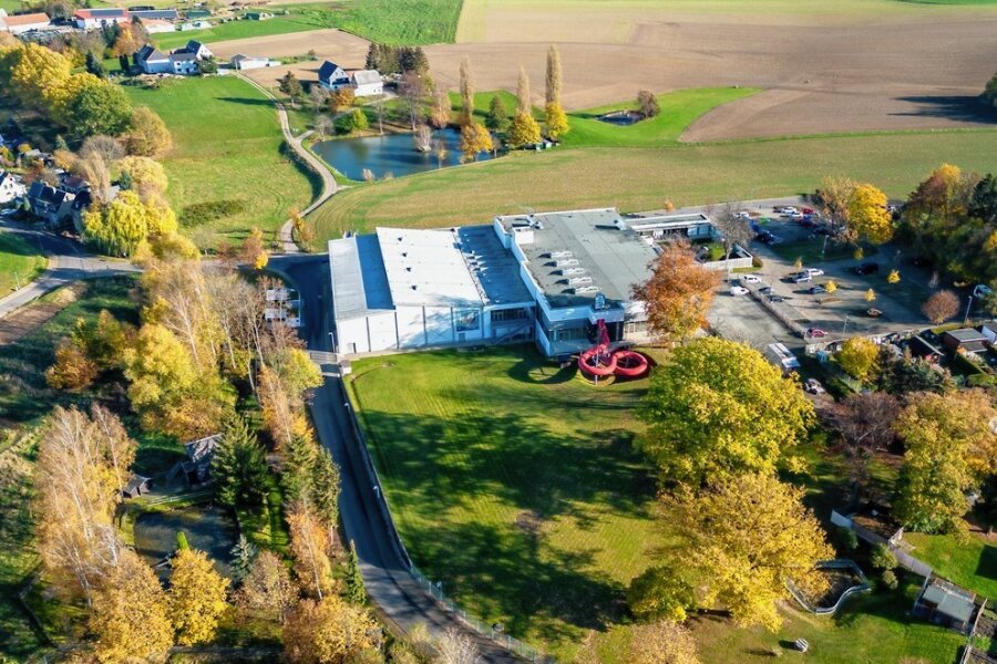 Notfallplan für den Energiefresser Sportbad Burgstädt - Die Luftbildaufnahme zeigt das Sportzentrum Am Taurastein mit Riesenrutsche. Die Energiekrise zwingt jetzt zu unpopulären Maßnahmen. 