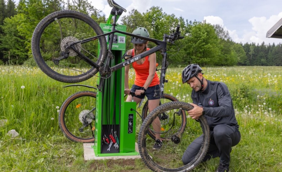 Notfallstation für Fahrräder -  Mareike Fiedler und Robert Gropp testen die neue Fahrrad-Reparaturstation.
