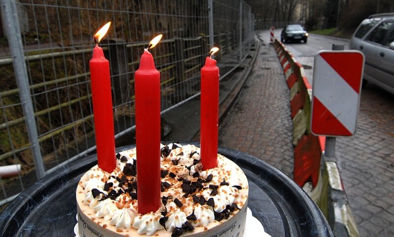 Notfußweg "feiert" dritten Geburtstag - 
              <p class="artikelinhalt">"Freie Presse" gratuliert dem Notfußweg an der Burgstädter Straße in Mittweida zum dritten Geburtstag. Dass nächstes Jahr eine vierte Kerze die Torte ziert, ist wahrscheinlich.</p>
            
