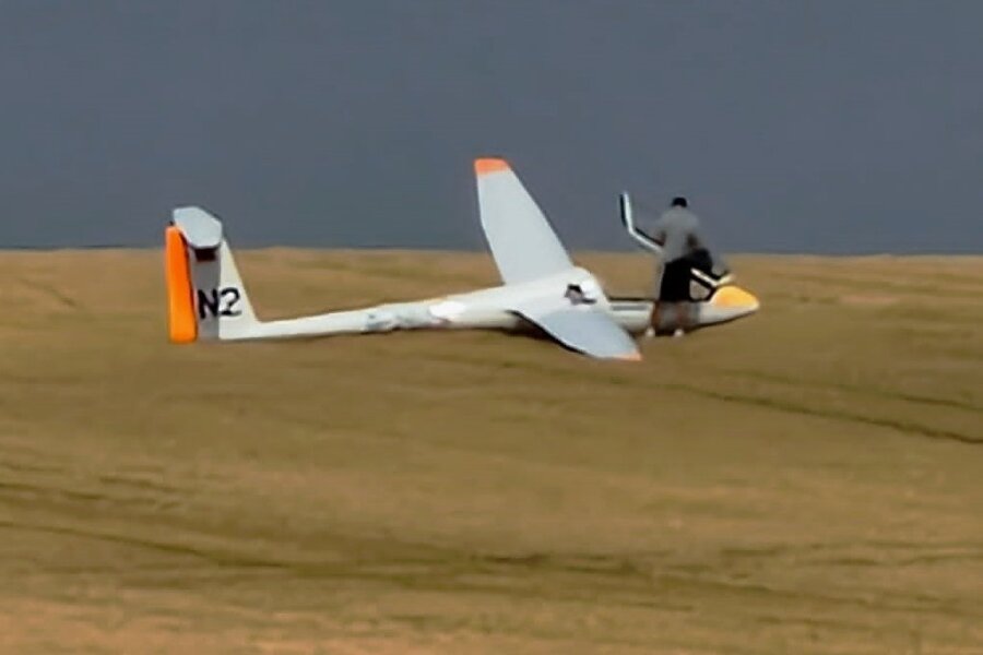 Notlandung: Segler strandet auf einem Vogtland-Feld - Ein Segelflieger landete Mittwochnachmittag unplanmäßig auf einem Feld in Thoßfell.