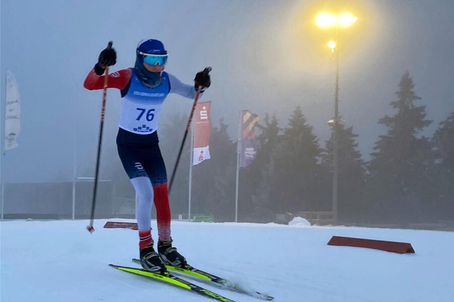 Notlösung sorgt für Jubel: Skilanglaufwettkampf steigt am Fichtelberg - Schon bei den ersten Starts in der Skiarena am Fichtelberg – so wie hier im Fall von Kelda Fiedler (SSV Sayda) – war die Flutlichtanlage eingeschaltet, sodass ein besonderes Flair für die jungen Sportler herrschte.