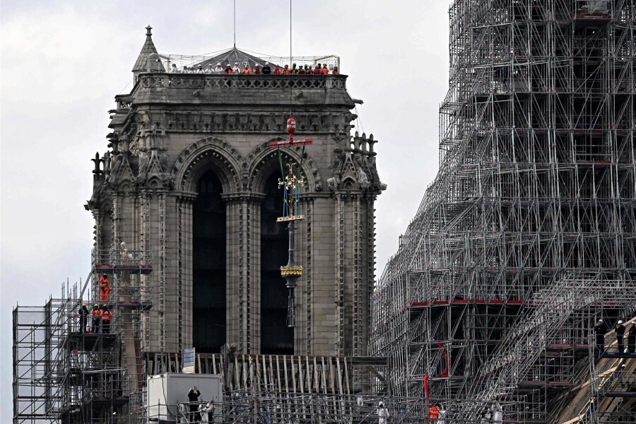 Notre-Dame: Endspurt für den Wiederaufbau - Am Donnerstag wurde das Kreuz der Kathedrale Notre-Dame de Paris auf der Île de la Cité auf die neu errichteten Turmspitze gesetzt.