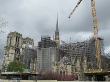 Notre-Dame erstrahlt für Olympia im neuen Glanz - Ein Gerüst mit mehr als 90 Metern Höhe verdeckt die Sicht auf die Kathedrale. Zur Olympia-Eröffnung soll davon nicht mehr viel zu sehen sein.
