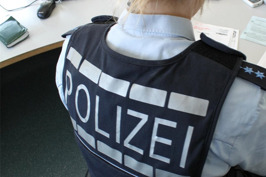 Notruf in Freiberg: Mann bedroht Passantinnen - Die Polizei ermittelt gegen den Mann wegen räuberischer Erpressung, Bedrohung, Beleidigung und Sach-beschädigung.