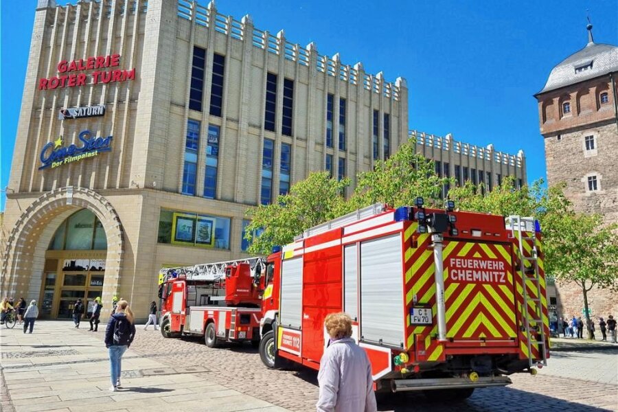 Notruf-Missbrauch in Galerie Roter Turm Chemnitz: Instagram-Video verriet Verdächtige - Gleich zweimal wurde am 9. Mai die Brandmeldeanlage ausgelöst, obwohl kein Notfall vorlag. Für eine der Taten gibt es nun einen Verdächtigen. 