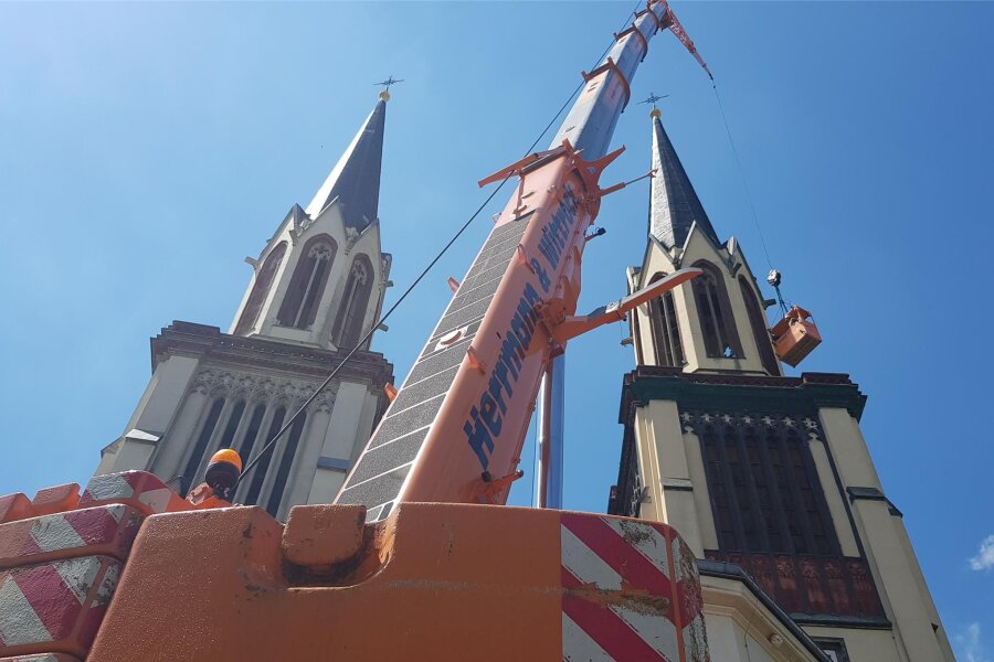 Notsicherung am höchsten Kirchturm des Vogtlands: XXL-Kran in Oelsnitz im Einsatz - Arbeiten am Nordturm der Oelsnitzer Jakobikirche wurden am Montag vorgenommen.