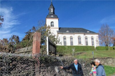 Notsicherung in Zettlitzer Dorfmitte kommt nicht gut an - Bürgermeister Steffen Dathe (l.) wird nahezu täglich mit Fragen konfrontiert, weshalb die Mauer lediglich notgesichert wurde. 