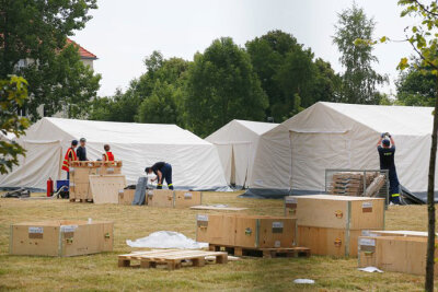 Notunterkünfte für Asylsuchende: THW baut Zelte auf - Das THW hat am Samstag weitere Zelte auf dem Gelände der Erstaufnahmeeinrichtung in Chemnitz aufgebaut.