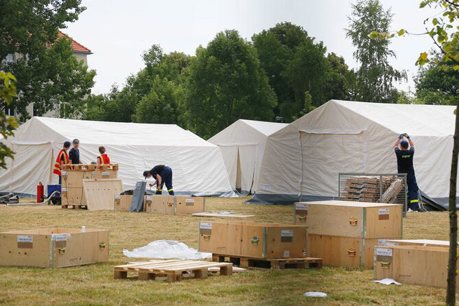 Notunterkünfte für Asylsuchende: THW baut Zelte auf - Das THW hat am Samstag weitere Zelte auf dem Gelände der Erstaufnahmeeinrichtung in Chemnitz aufgebaut.