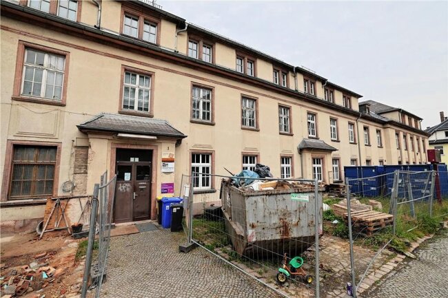 Notunterkünfte in Glauchau: Immer mehr Obdachlose brauchen Hilfe - Im Anbau des Bahnhofes befindet sich die Beratungsstelle der Glauchauer Wohnungsnothilfe. Dort ist auch die städtische Notunterkunft untergebracht. 