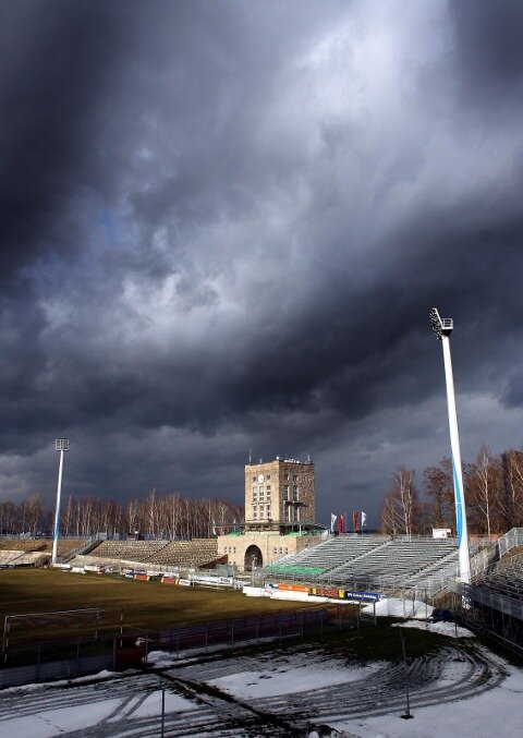 Notvorstand oder Insolvenz? Chaos-Tage beim FSV Zwickau - Dunkle Wolken über der FSV-Trainingsstätte, dem Westsachsenstadion.