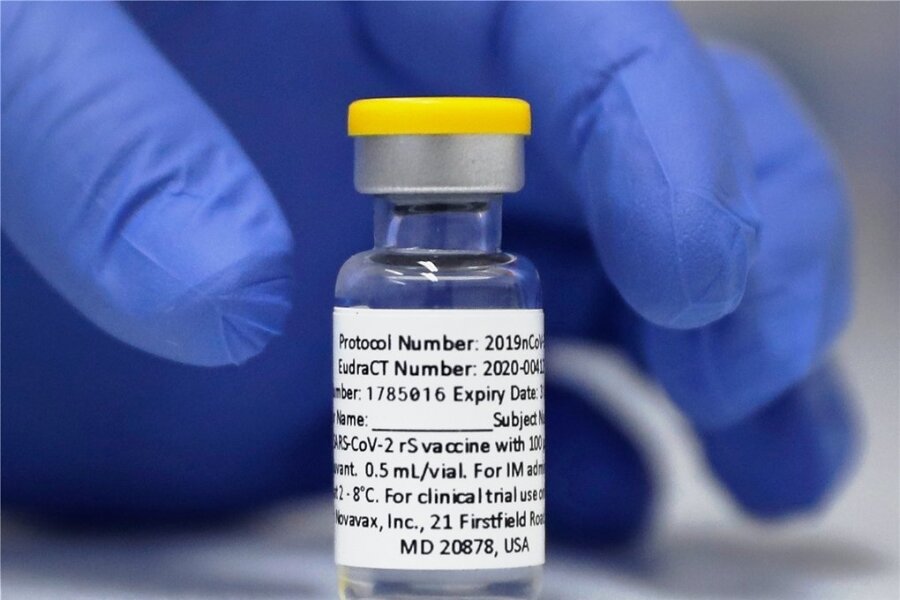 Novavax-Impfstoff vorerst für Personal im Gesundheitswesen reserviert - ab wann er in Sachsen für alle verfügbar ist - Ampulle Novavax. 