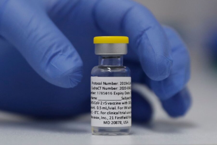Eine Ampulle mit dem Corona-Impfstoff von Novavax.