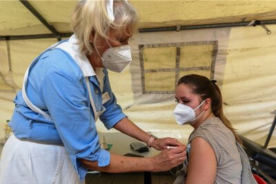 Novavax trifft im Vogtland ein: Erster Impftag beginnt verhalten - Anna Wölfel (21) lässt sich von Krankenschwester Gisela Weck den Novavax-Pieks geben. Sie wartete gezielt auf das Vakzin. 