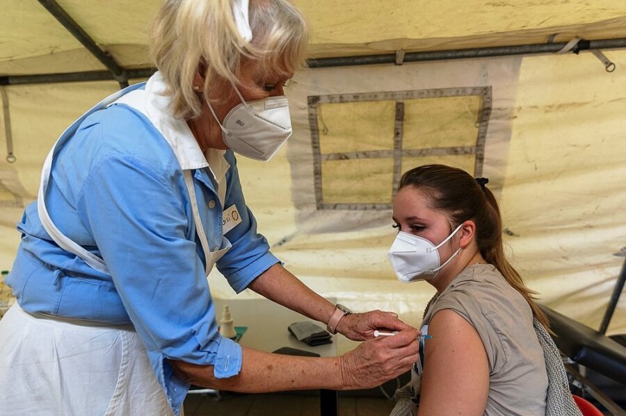 Anna Wölfel (21) lässt sich von Krankenschwester Gisela Weck den Novavax-Pieks geben. Sie wartete gezielt auf das Vakzin. 