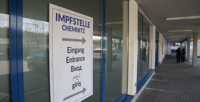 Das Impfzentrum an der Wilhelm-Raabe-Straße/Ecke Annaberger Straße befindet sich in einem ehemaligen Supermarkt in Altchemnitz. Die Nachfrage ist derzeit überschaubar. Im Buchungsportal gibt es oft noch Termine für den nächsten Tag. 