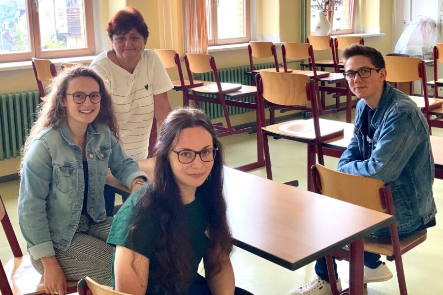 Leni Schulz, Matilda Fahsel und John Weißflog (von links) haben ihre Klassenlehrerin Cerstin Heurich (hinten) in der Oberschule "Heinrich Heine" in Lauter mächtig stolz gemacht. 