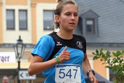 Novum: Duo teilt sich den Sieg - Maja Schmidt vom Läuferbund Schwarzenberg holte für die Gastgeber des Edelweißlaufs am Sonntag über fünf Kilometer den Gesamtsieg bei den Frauen. 