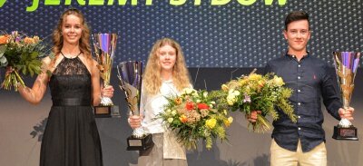 Novum: Zwei Geländesportler teilen sich die höchste Auszeichnung - Großer Bahnhof: Enduro-Europameisterin Tanja Schlosser (l.) und Jeremy Sydow, Dritter der Junioren-WM, wurden am Wochenende vom ADAC in Zwickau geehrt. In der Mitte die Siegerin im Nachwuchsbereich, Anina Urlaß aus Hohndorf, die die Mini-GP-Austria-Series gewann. 