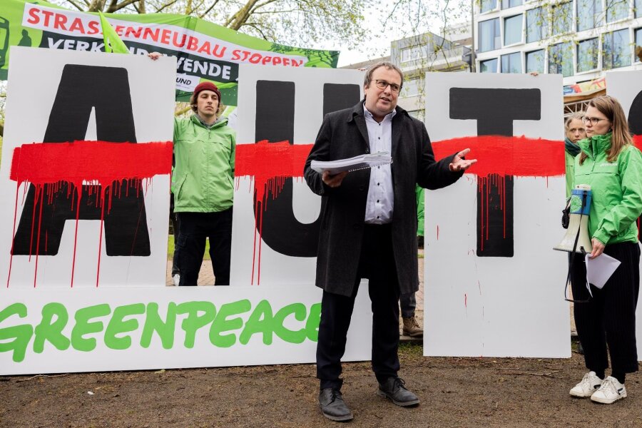 NRW will Zuschuss zum Deutschlandticket festschreiben - Aktivisten von Greenpeace übergeben eine Petition an den NRW-Verkehrsminister Oliver Krischer (Bündnis 90/Die Grünen).