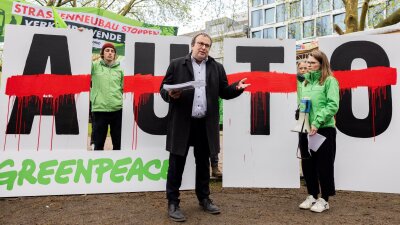 NRW will Zuschuss zum Deutschlandticket festschreiben - Aktivisten von Greenpeace übergeben eine Petition an den NRW-Verkehrsminister Oliver Krischer (Bündnis 90/Die Grünen).