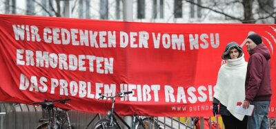 Mahnwache vor dem Gerichtsgebäude: Aktivisten demonstrierten gestern in München mit diesem Plakat.  