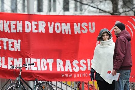Mahnwache vor dem Gerichtsgebäude: Aktivisten demonstrierten gestern in München mit diesem Plakat.  