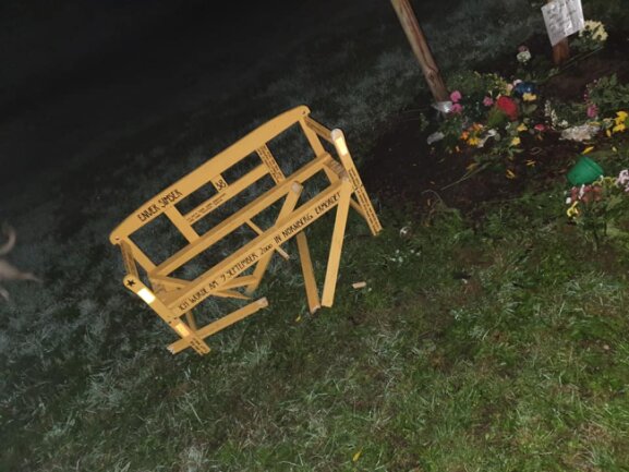 Unbekannte haben in der Nacht zum Sonntag eine Gedenkbank für Enver Simsek zerstört.