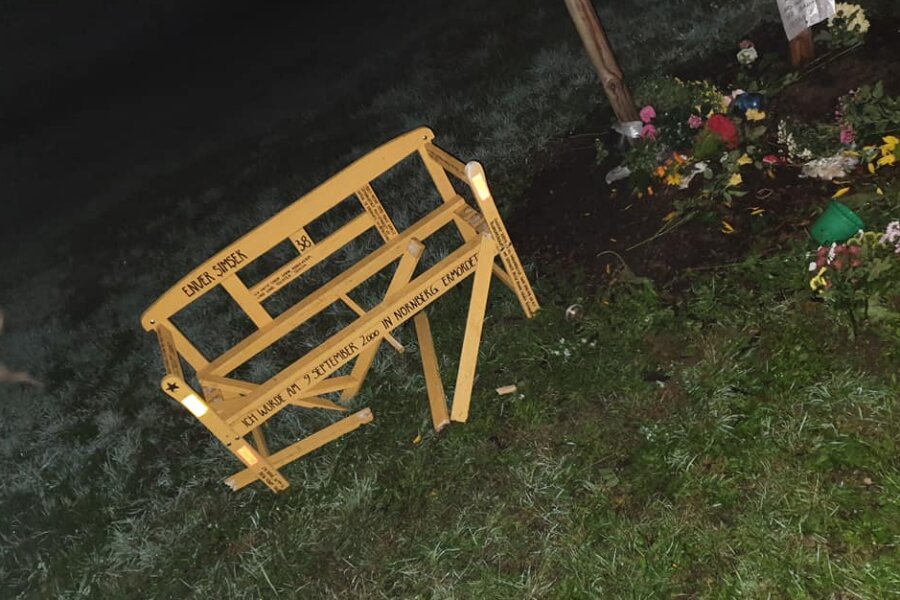 NSU-Opfer: Gedenken und erneute Schändung in Zwickau - Unbekannte haben in der Nacht zum Sonntag eine Gedenkbank für Enver Simsek zerstört.