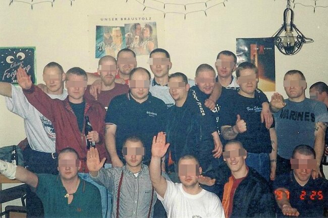 NSU: Welche Kontaktpersonen in Nürnberg und München saßen - Fröhliches Beisammensein unter Neonazis - acht Hitlergrüße bei 17 Personen im Gruppenbild vom Februar 1997. Nazi-Grußformeln gehörten auch vor Abtauchen des NSU-Kerntrios in die Chemnitzer Szene zu deren normalen Umgangsformen. In der hintersten Reihe (Mitte) Neonazi-Shopbetreiber und NSU-Geldspender Hendrik L., rechts neben ihm der mutmaßliche Schusswaffenbeschaffer Jan W., schräg vor L. der geständige TNT-Beschaffer Thomas S. 