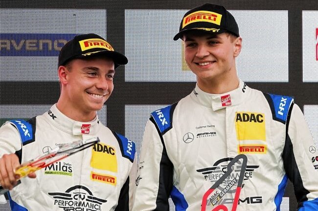 Nürburgring ist ein gutes Pflaster - Zweiter Sieg in der ADAC GT4 Germany: Simon Connor Primm (r.) und Teamkollege Jan Philipp Springob. 