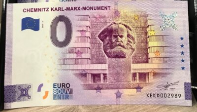 Null-Euro-Scheine mit Karl Marx: Das neueste Chemnitzer Souvenir - In der Tourist-Info zu haben: Null-Euro-Scheine mit Marx.