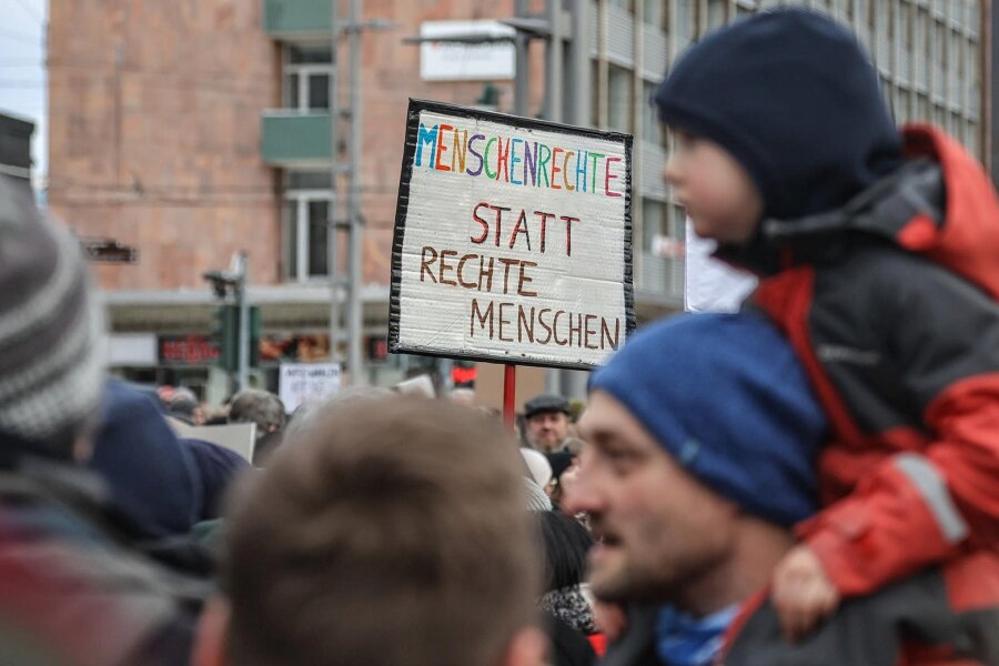 Nun auch in Zwickau: Demo gegen Rechtsextremismus am Sonntag auf dem Hauptmarkt - „Menschenrechte statt rechte Menschen“ war auf einer Demonstration in Chemnitz zu lesen. Ähnliche Plakate könnten am Sonntag in Zwickau zu sehen sein.