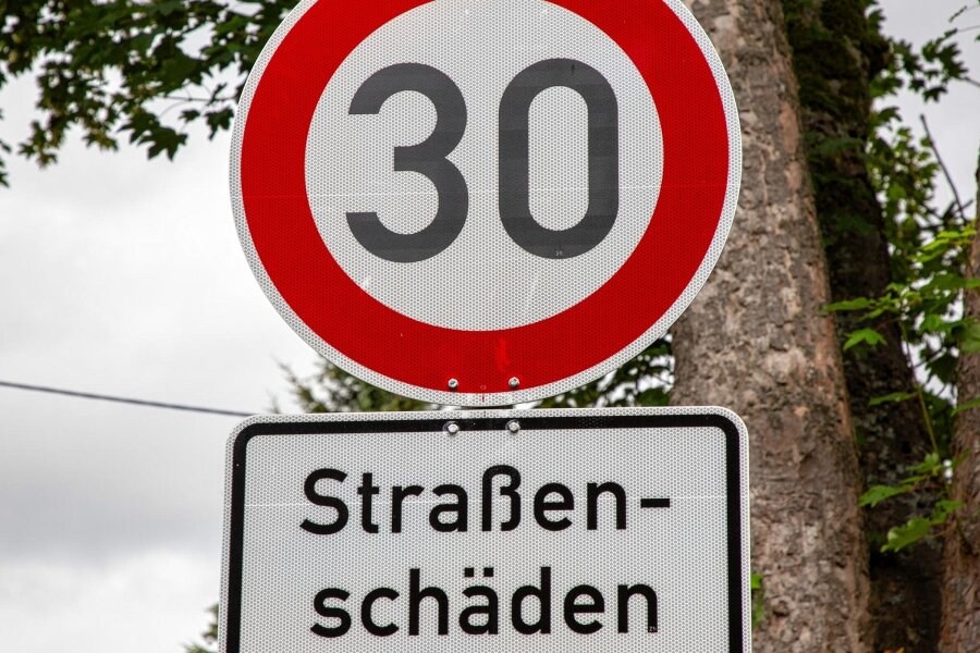 Nun doch: In Hennersdorf werden Tempo-30-Schilder aufgestellt - Auf der Zschopauer Straße in Hennersdorf wird wegen des schlechten Zustandes der Fahrbahn nun doch Tempo 30 ausgewiesen. Die Schilder werden derzeit aufgestellt. Bislang hatte die Landkreisverwaltung eine Geschwindigkeitsbegrenzung abgelehnt.